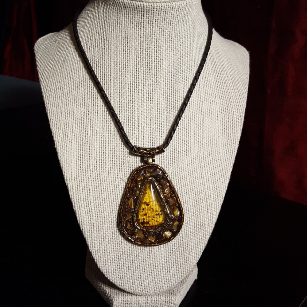 Gorgeous Necklace with Stone pendant